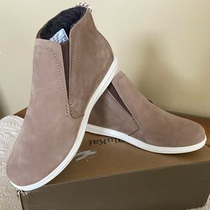 Olukai waterproof bootie size 6